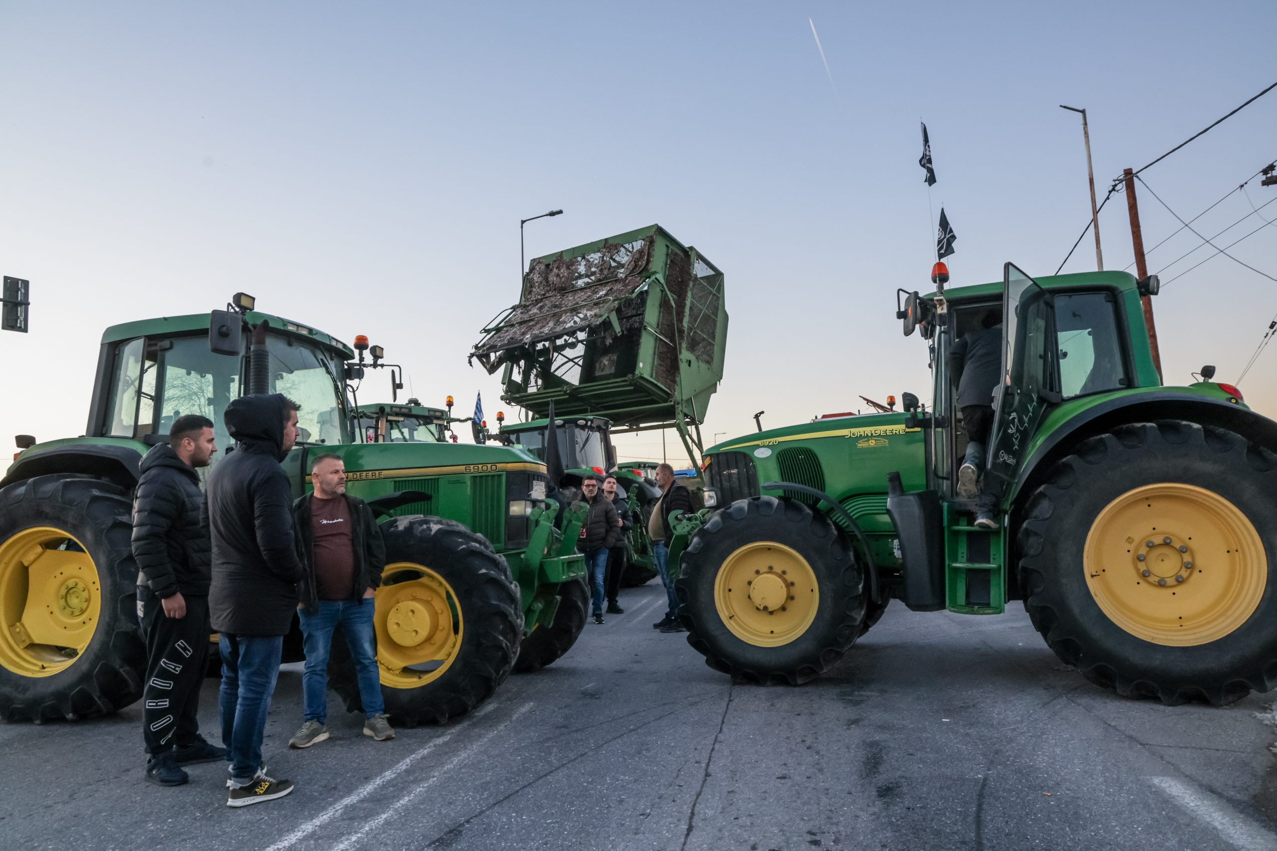 Σε διάλογο καλεί η κυβέρνηση τους αγρότες – Καταγγέλλει για εμπαιγμό η αντιπολίτευση