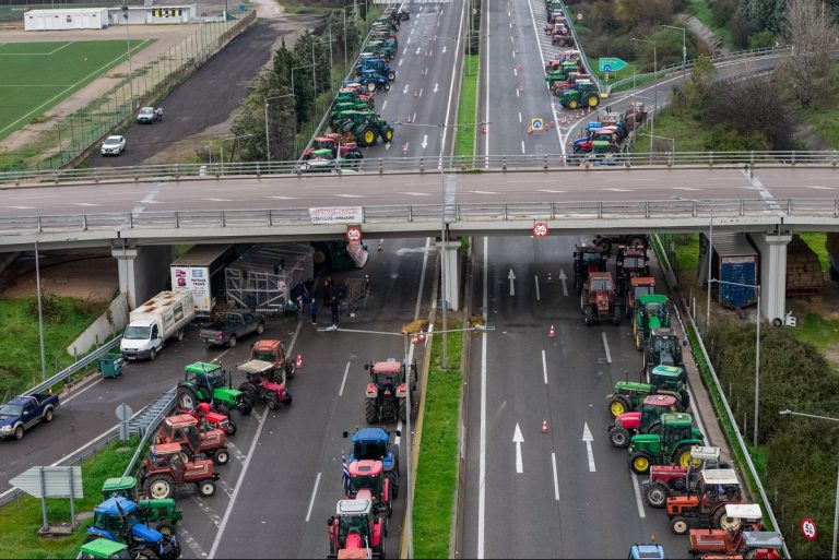 Σε κρίσιμη καμπή το αγροτικό, αστερίσκοι και αναδιπλώσεις στα μπλόκα – Το μήνυμα της Κυβέρνησης, τι θα γίνει με τις συναντήσεις