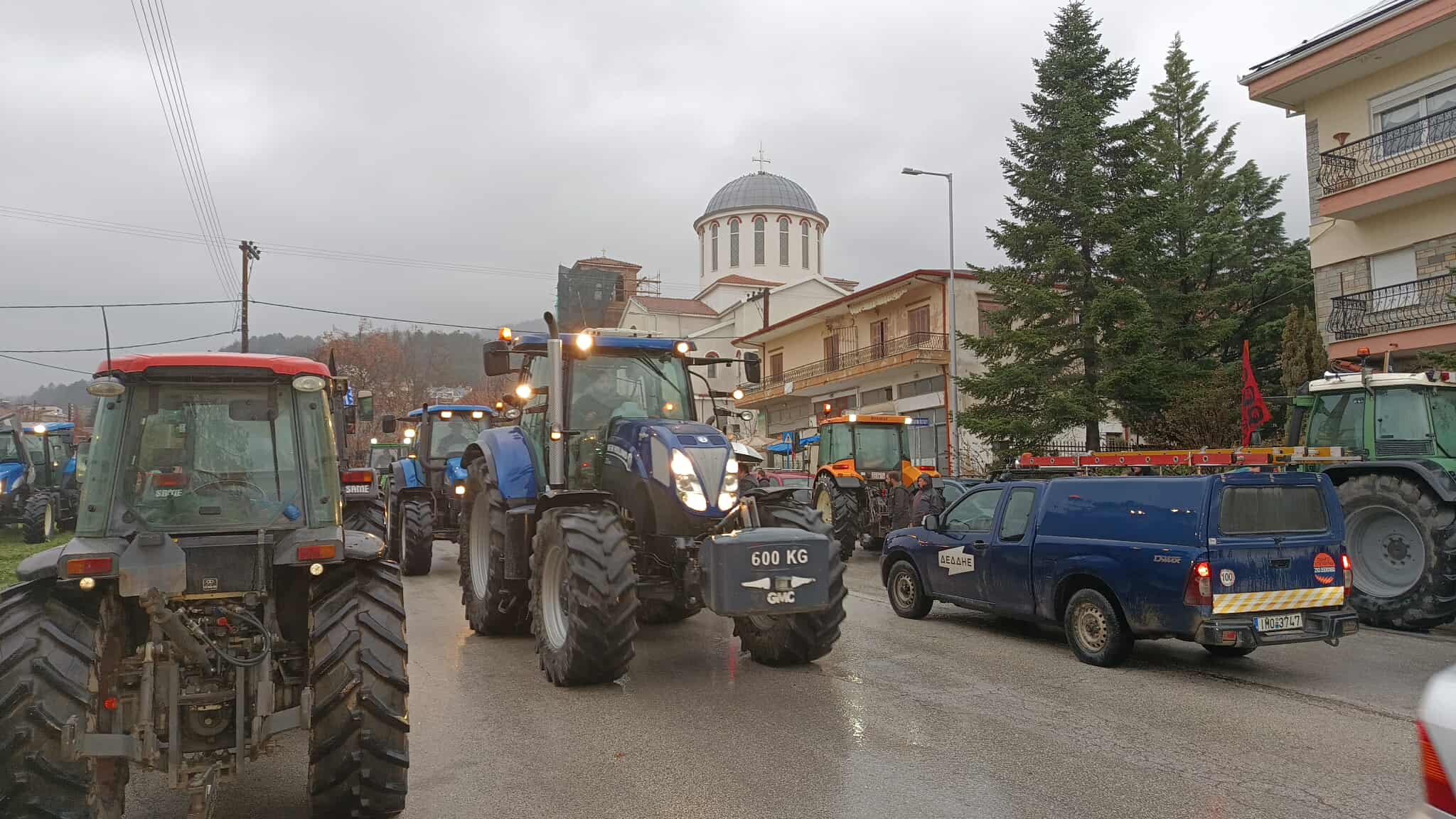 Αμετακίνητοι οι αγρότες στα μπλόκα – Εξαπλώνονται σε όλη τη χώρα οι κινητοποιήσεις