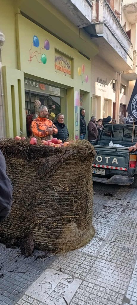 Φλώρινα: Αγρότες πέταξαν άχυρο και κοπριά έξω από το γραφείο του Βουλευτή της ΝΔ, Σταυρού Παπασωτηρίου