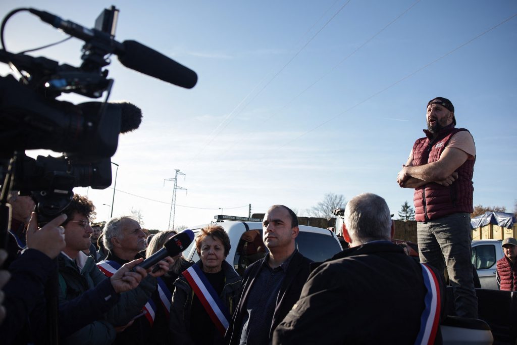 Στους δρόμους και οι αγρότες της Γαλλίας – Επεισόδια και βίαιες διαδηλώσεις