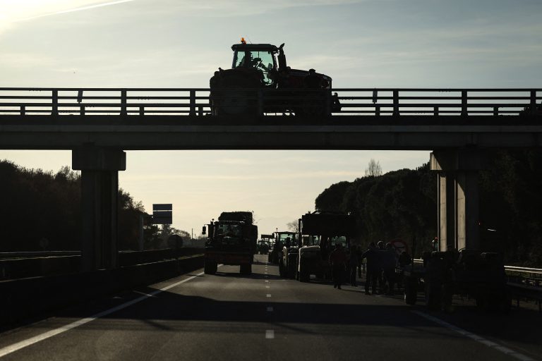 Στους δρόμους και οι αγρότες της Γαλλίας – Επεισόδια και βίαιες διαδηλώσεις