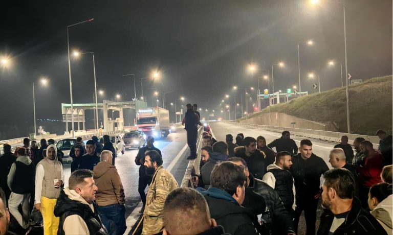 Κάτω Αχαΐα: Πεζοί αγρότες έκλεισαν την Πατρών – Πύργου