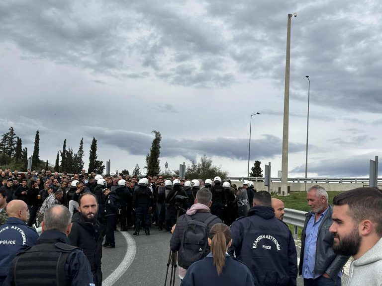 Αγροτικές κινητοποιήσεις: Ένταση και χημικά στο Κιάτο – Έκλεισε για μία ώρα η εθνική οδός