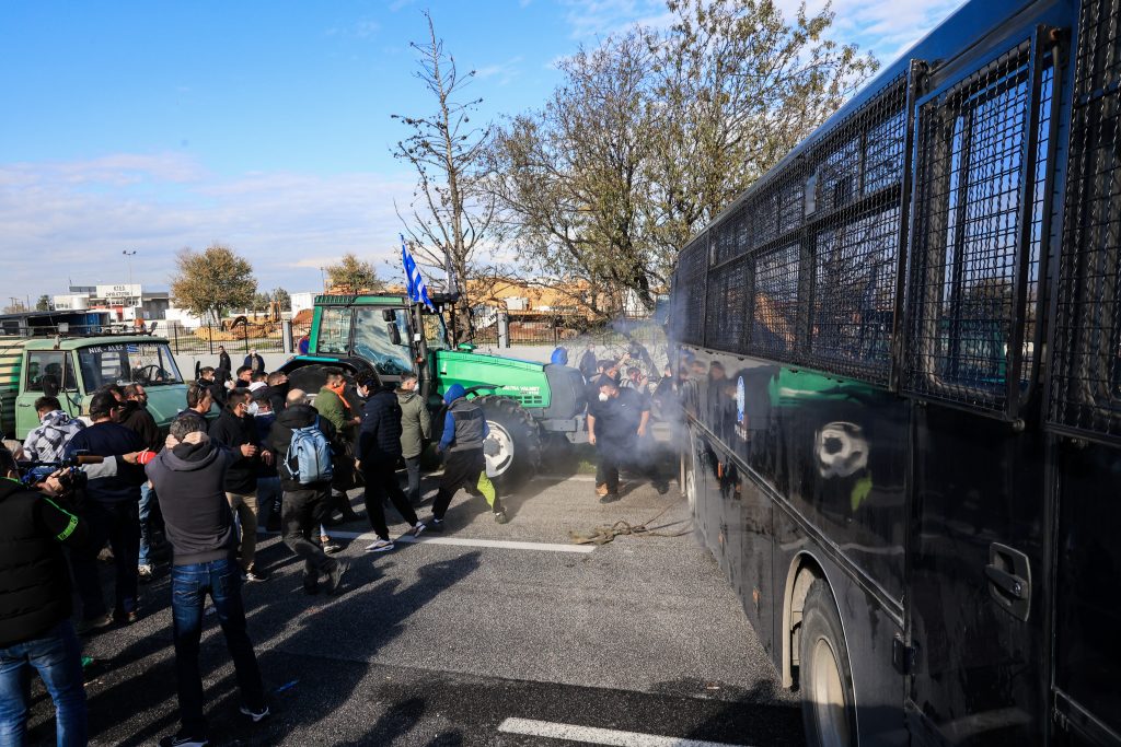 Κινητοποιήσεις αγροτών: «Κομμένη στα δύο» η Ελλάδα – Νέα συγκέντρωση στη Λάρισα για τους τρεις συλληφθέντες
