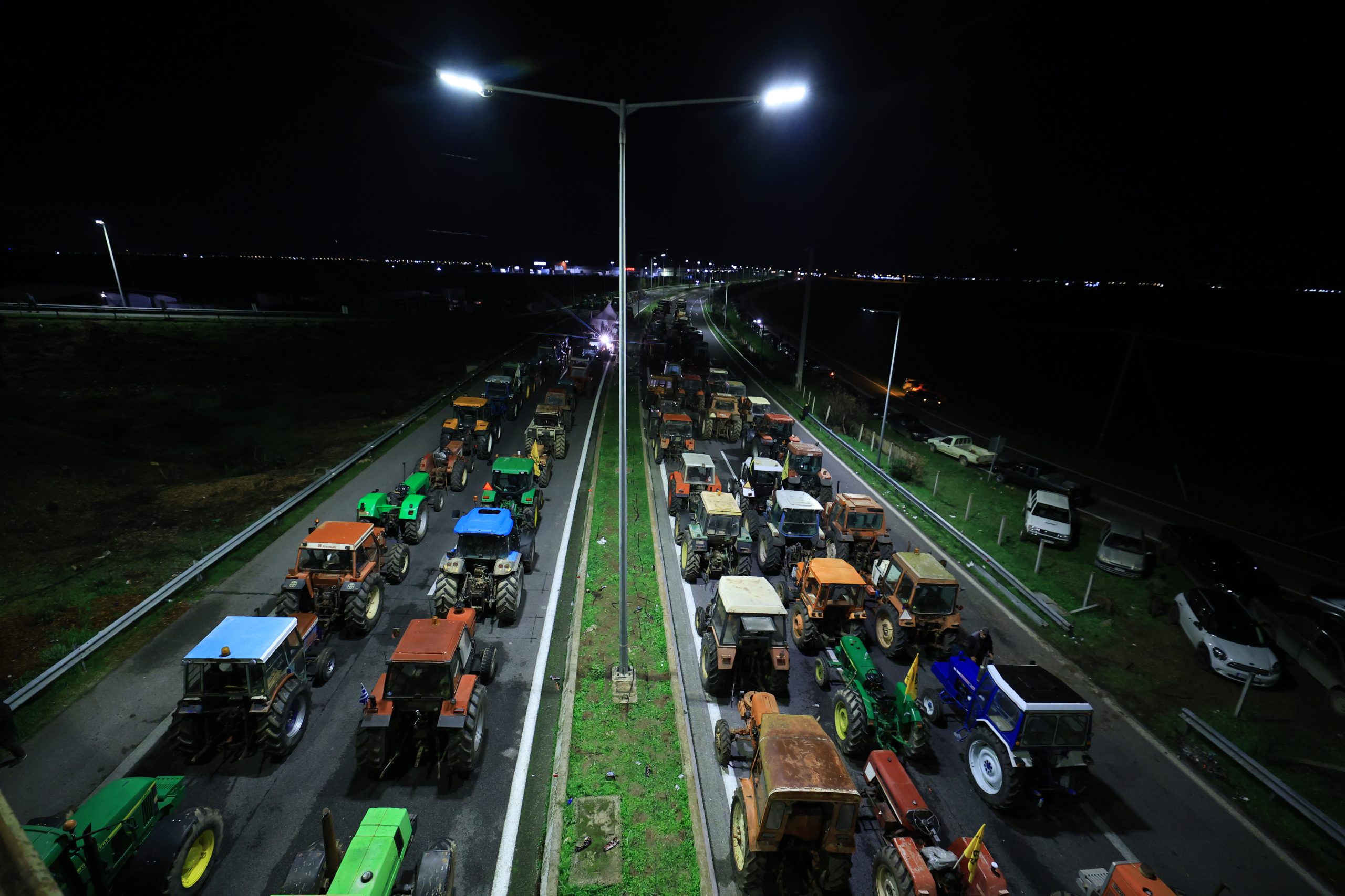 Αγροτικές κινητοποιήσεις: Ενισχύονται τα μπλόκα σε όλη την Ελλάδα – «Στους δρόμους είναι οι τίμιοι αγρότες»