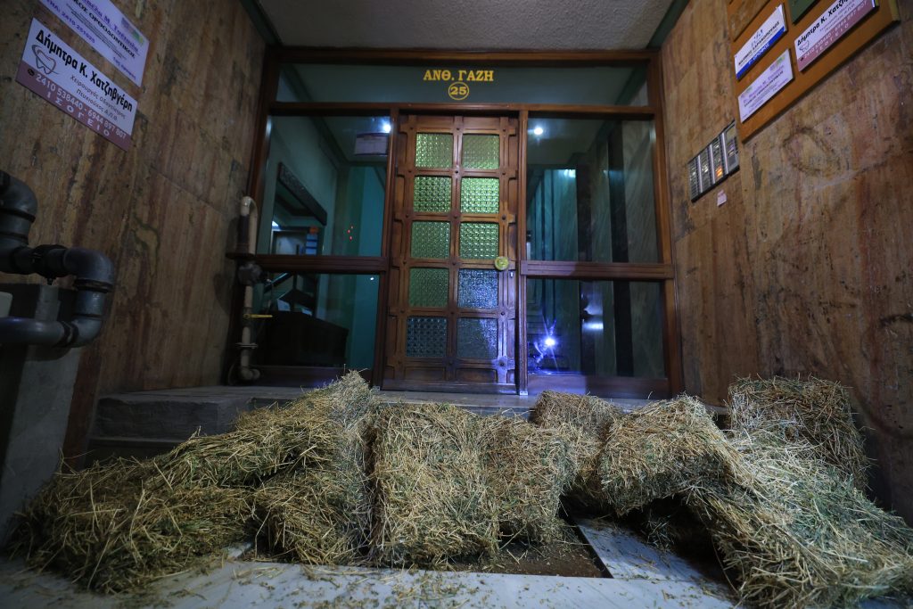 Στο πανελλαδικό συντονιστικό του Σαββάτου η απόφαση των αγροτών μετά το κάλεσμα Μητσοτάκη – Διαμαρτυρία με σανό στα γραφεία των βουλευτών της ΝΔ στη Λάρισα