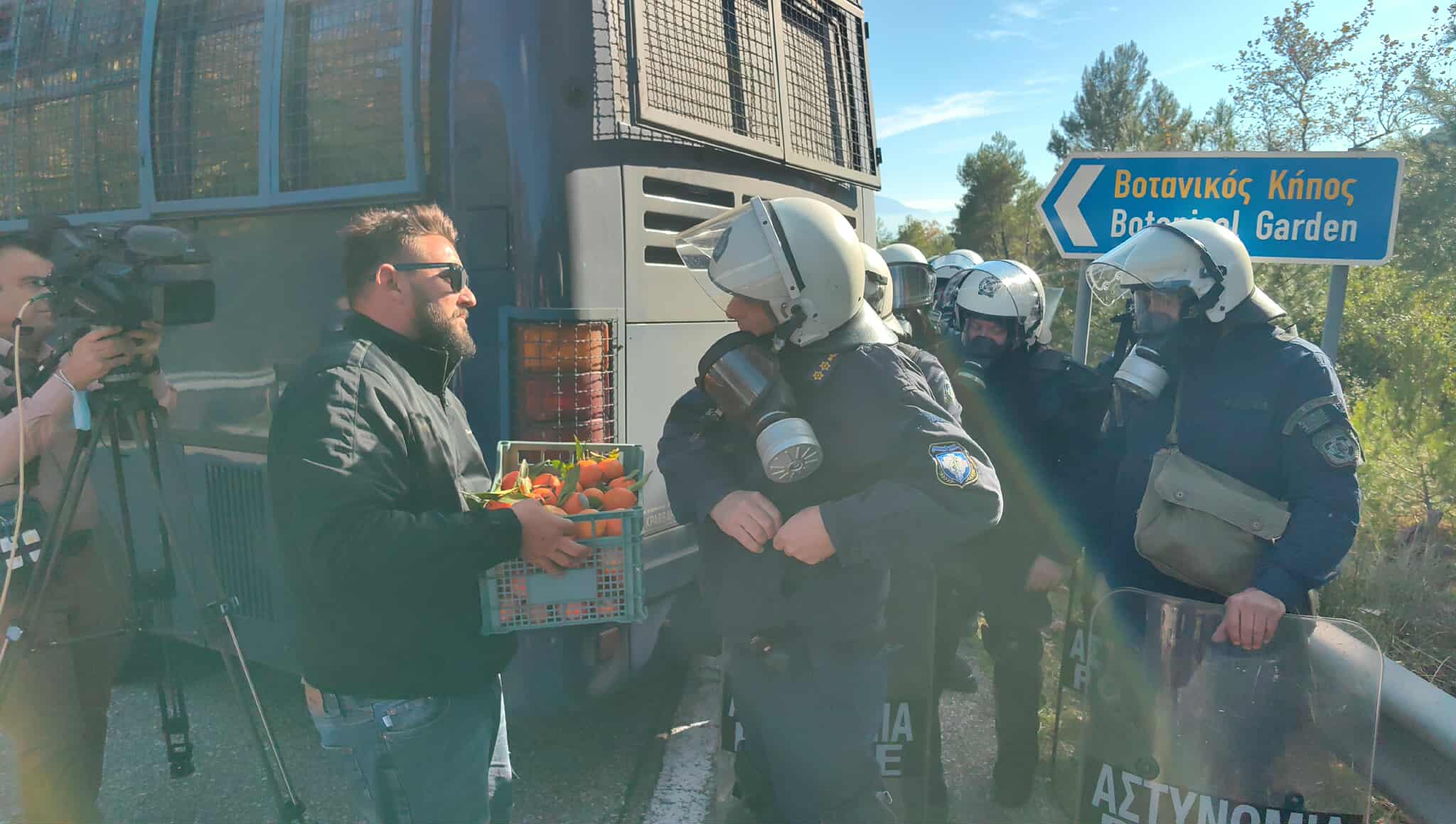 Ένταση στην Πάτρα – Μπλόκο της ΕΛΑΣ στους αγρότες πριν τη γέφυρα Ρίου-Αντιρρίου