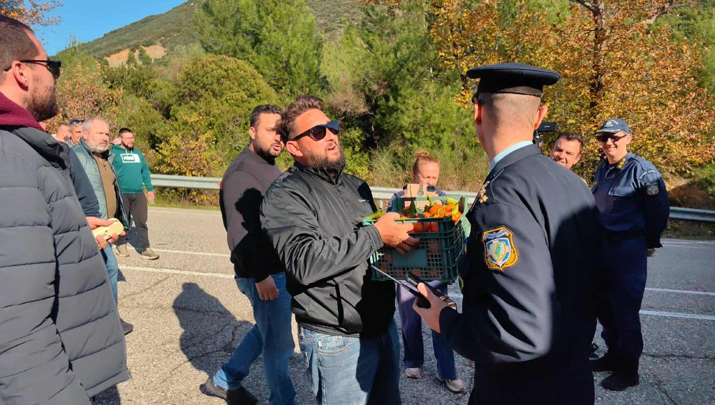 Ένταση στην Πάτρα – Μπλόκο της ΕΛΑΣ στους αγρότες πριν τη γέφυρα Ρίου-Αντιρρίου