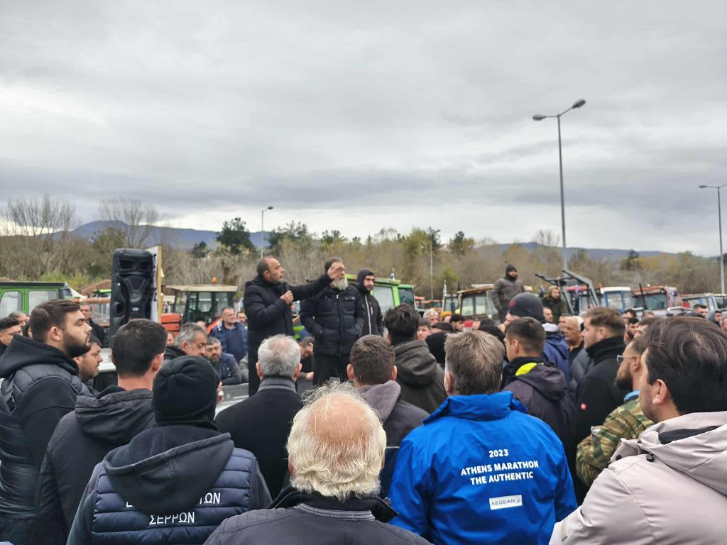 Έκλεισαν το τελωνείο του Προμαχώνα για τα φορτηγά οι αγρότες των Σερρών