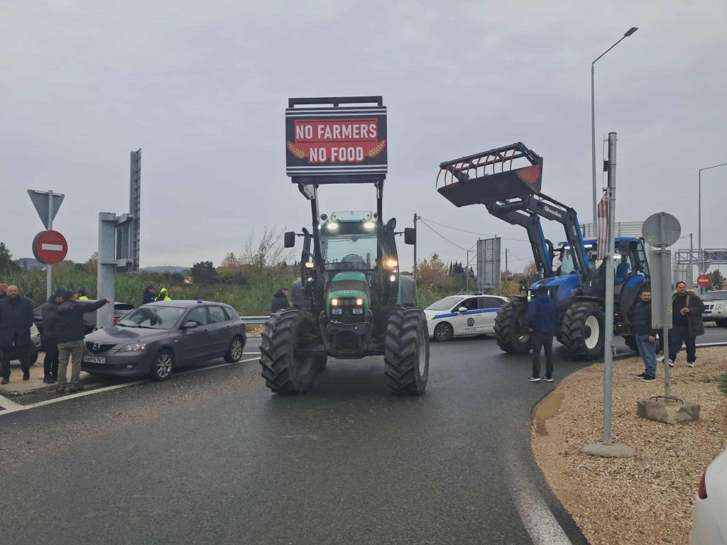 Ηλεία: Αγρότες έκλεισαν την Ε.Ο στο ύψος του Πύργου και των Λεχαινών – Έριξαν γάλα στον δρόμο έκαψαν σανό