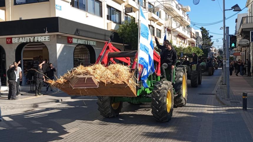 Τρακτέρ στους κεντρικούς δρόμους του Ρεθύμνου – Άχυρο, χώμα και φέρετρο έξω από το γραφείο του Γ. Κεφαλογιάννη