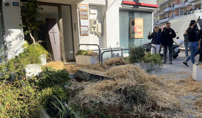 Τρακτέρ στους κεντρικούς δρόμους του Ρεθύμνου – Άχυρο, χώμα και φέρετρο έξω από το γραφείο του Γ. Κεφαλογιάννη