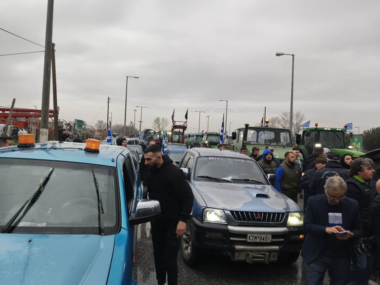 Αγρότες στoν Προμαχώνα παρέκαψαν το μπλόκο των αστυνομικών