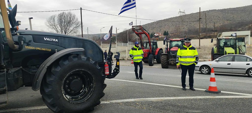 Γρεβενά: Σε 24ωρο αποκλεισμό για φορτηγά προχωρούν οι αγρότες στο μπλόκο Σιάτιστας