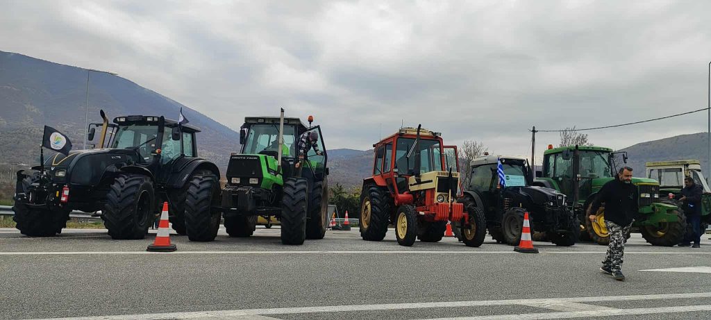 Πρωτοχρονιά στα μπλόκα θα κάνουν οι αγρότες – Στις 12:00 κλείνει η Εθνική οδός στο ρεύμα προς Αθήνα