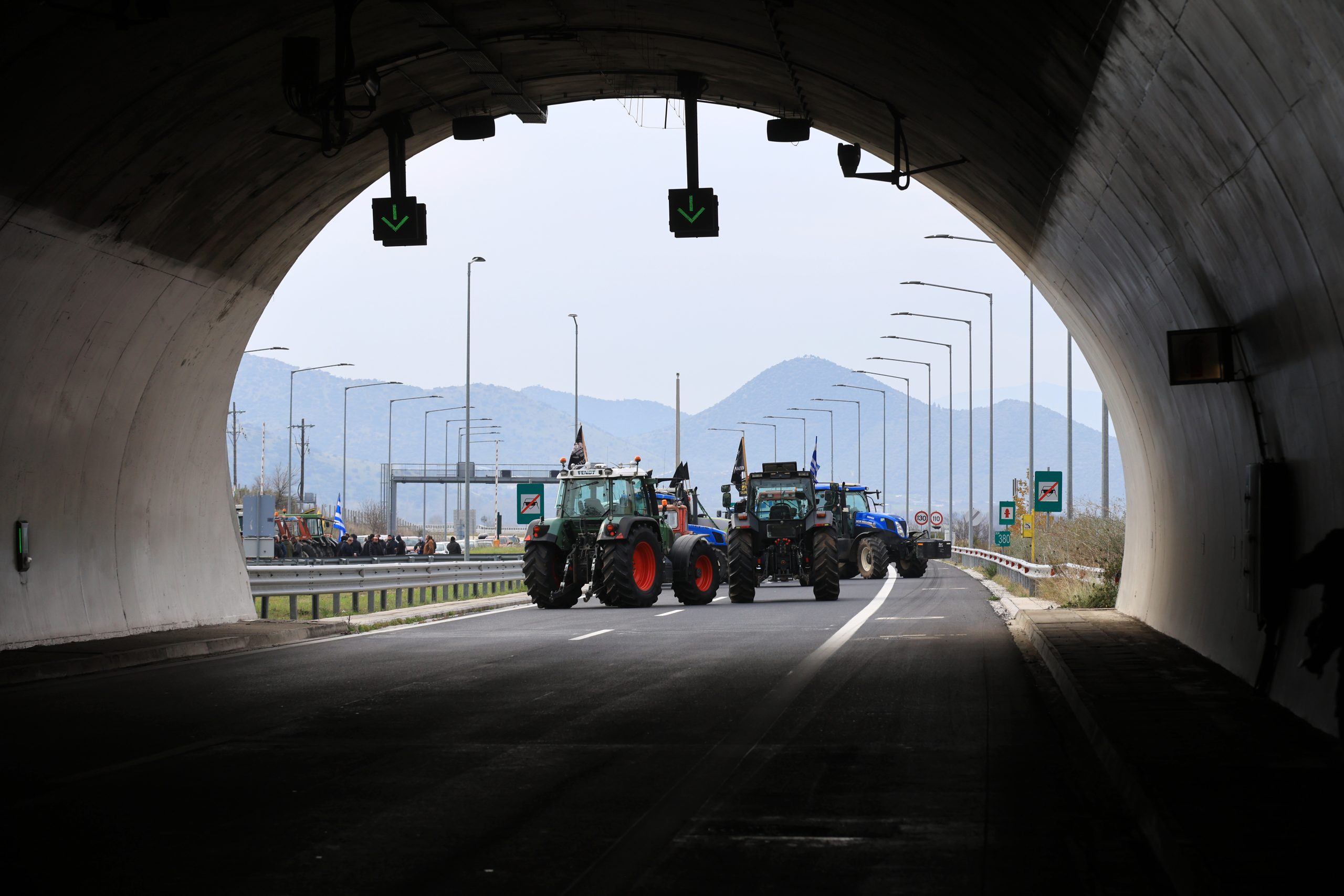 Οι αγρότες έκλεισαν τα Τέμπη για τα φορτηγά – Η αστυνομία απαγόρευσε τη διέλευση όλων των οχημάτων