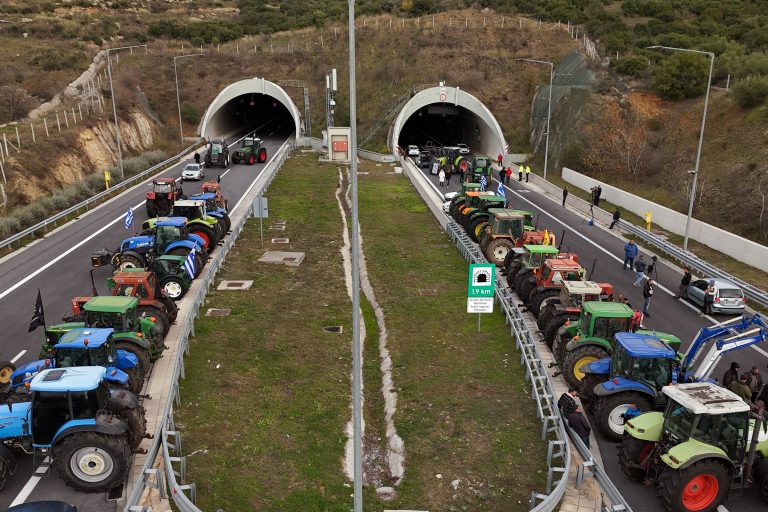 Αγρότες: Ημέρα αναδιάταξης στα μπλόκα για τη διέλευση των εκδρομέων – «Αγκάθι» οι εκτροπές κυκλοφορίας
