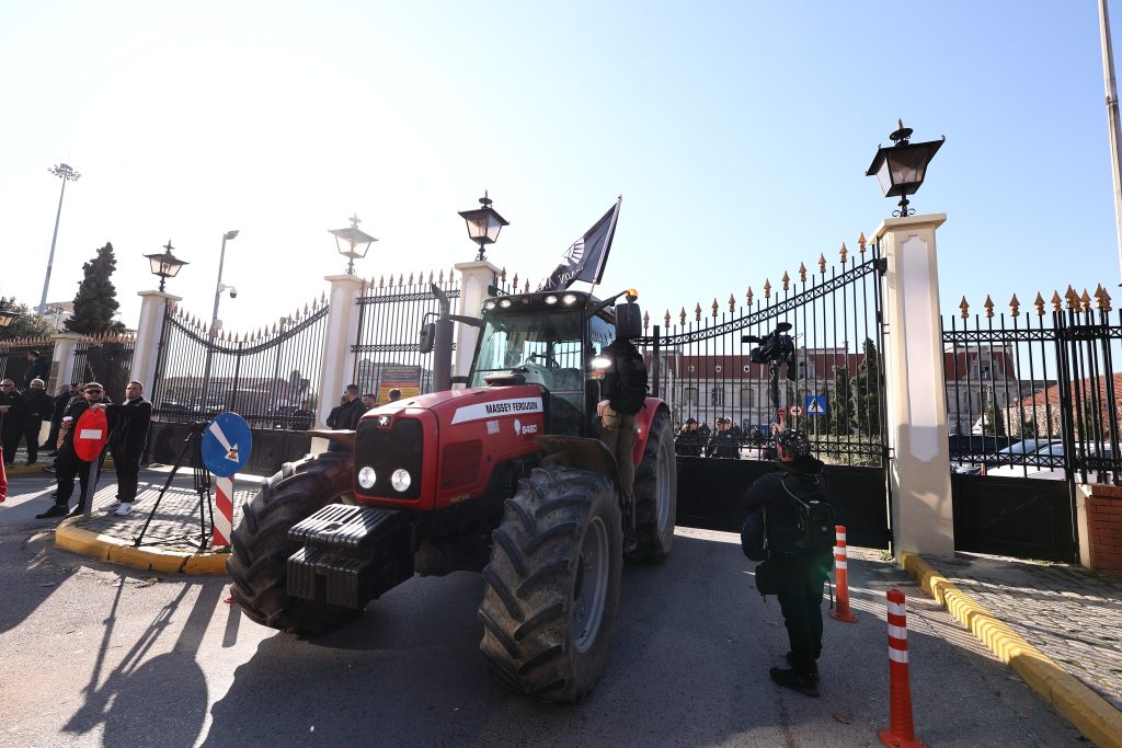 Στο πανελλαδικό συντονιστικό του Σαββάτου η απόφαση των αγροτών μετά το κάλεσμα Μητσοτάκη – Διαμαρτυρία με σανό στα γραφεία των βουλευτών της ΝΔ στη Λάρισα