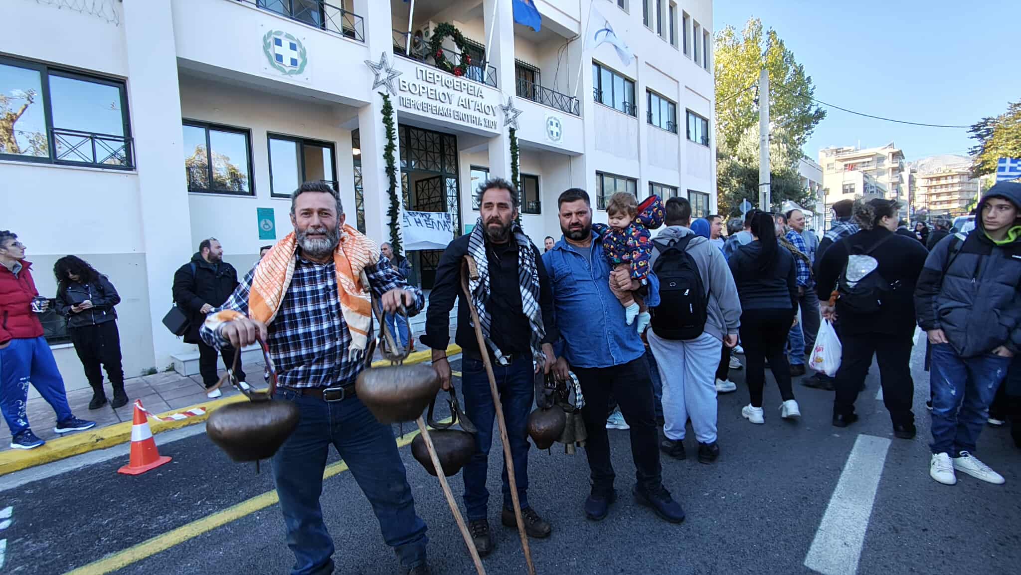 Χίος: Κινητοποίηση κτηνοτρόφων, αγροτών και μαστιχοκαλιεργητων έξω από την Περιφέρεια