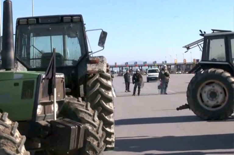 Άνοιξαν το ρεύμα προς Θεσσαλονίκη οι αγρότες του μπλόκου στα διόδια των Μαλγάρων– Κλειστό το ρεύμα προς Αθήνα