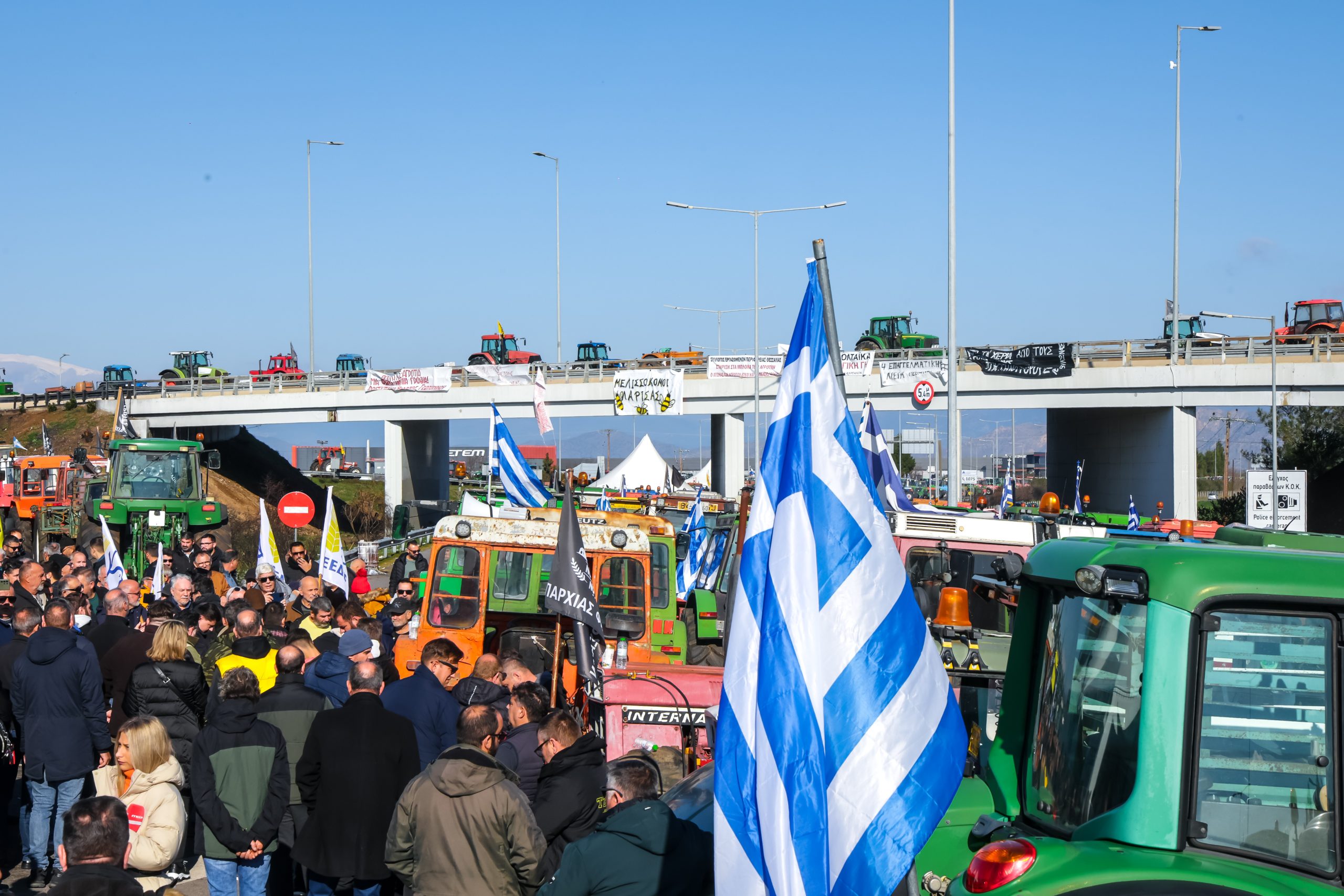 ΣΥΝEΛΕΥΣΗ ΤΩΝ ΑΓΡΟΤΩΝ ΣΤΟ ΜΠΛΟΚΟ ΤΗΣ ΝΙΚΑΙΑΣ ΣΤΗ ΛΑΡΙΣΑ (EUROKINISSI) Σε διάλογο χωρίς εμπόδια με τους αγρότες επικεντρώνει η κυβέρνηση – Αντιπολιτευτικά πυρά για την διαχείριση του ζητήματος