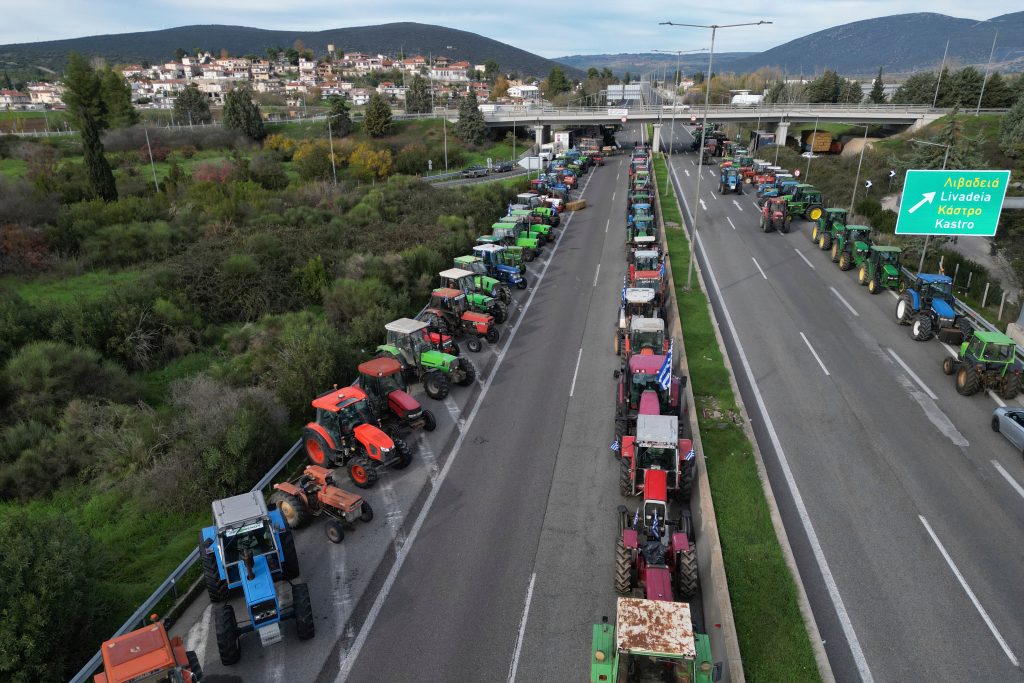 Συμβολικοί αποκλεισμοί και των παρακαμπτηρίων σήμερα, άνοιγμα διοδίων το Σαββατοκύριακο – Σύσκεψη το μεσημέρι στη Νίκαια