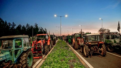 Στο νοσοκομείο του Βόλου μεταφέρθηκε γυναίκα οδηγός μετά από τροχαίο στην Αγριά