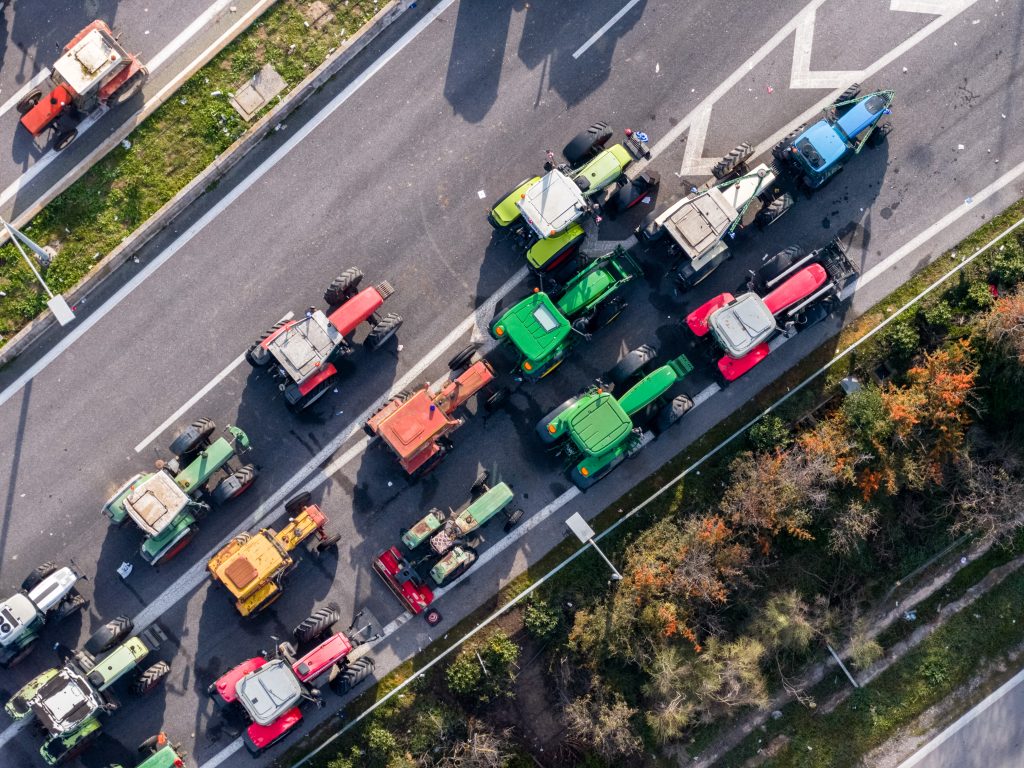 Αγροτικές κινητοποιήσεις: Με χαμηλές ταχύτητες η διέλευση των ΙΧ – Από παρακαμπτηρίους η κυκλοφορία στο μπλόκο της Νίκαιας