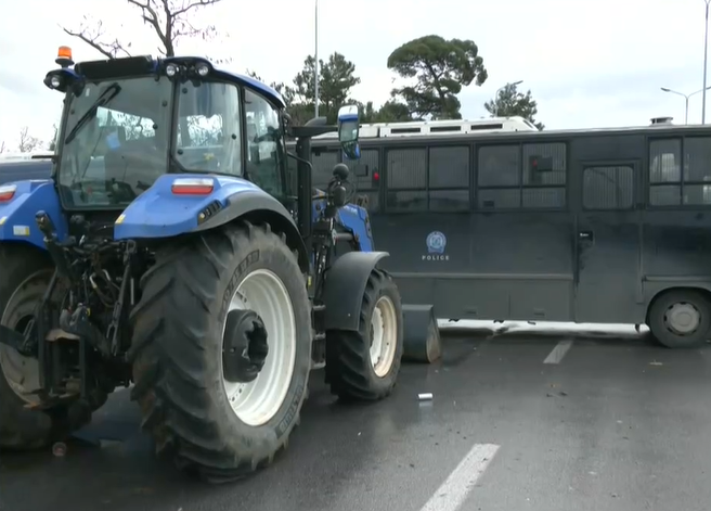 Θεσσαλονίκη: Διαβουλεύσεις μεταξύ αγροτών και αστυνομίας για το άνοιγμα της εθνικής οδού στα Μάλγαρα – «Ανοιχτά» τα διόδια Ωραιοκάστρου 12:00-15:00