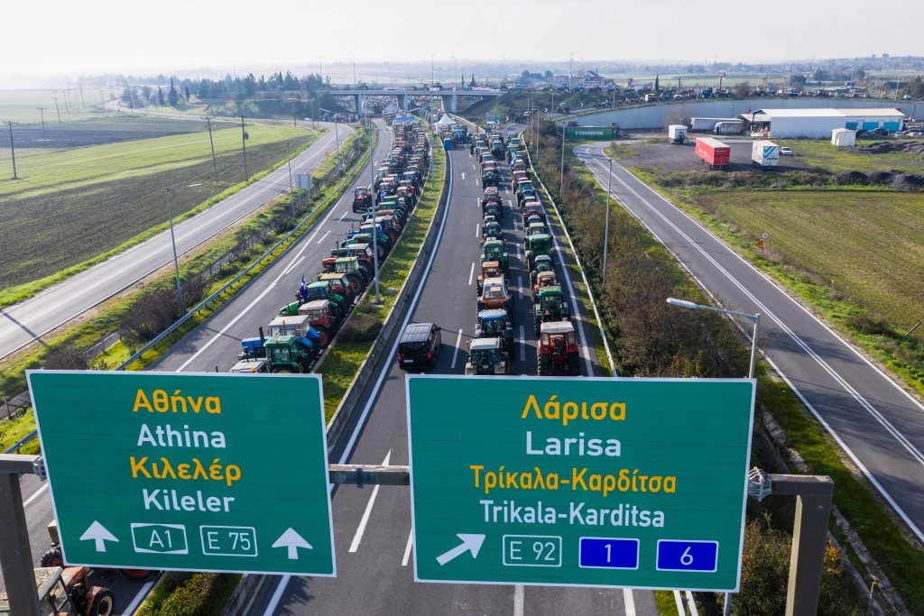 Αγροτικά μπλόκα: Τα σχέδια ενόψει της Πρωτοχρονιάς – Κινητοποιήσεις και συσκέψεις σε όλη τη χώρα, «βαρόμετρο» η Νίκαια
