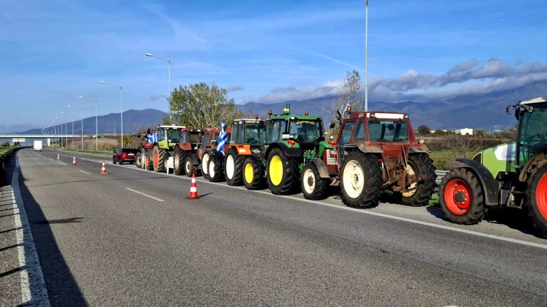 Κομοτηνή: Αγρότες έκλεισαν ξανά την Εγνατία Οδό