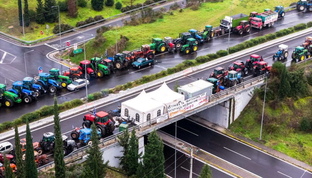 Αγροτικές κινητοποιήσεις: Με χαμηλές ταχύτητες η διέλευση των ΙΧ – Από παρακαμπτηρίους η κυκλοφορία στο μπλόκο της Νίκαιας