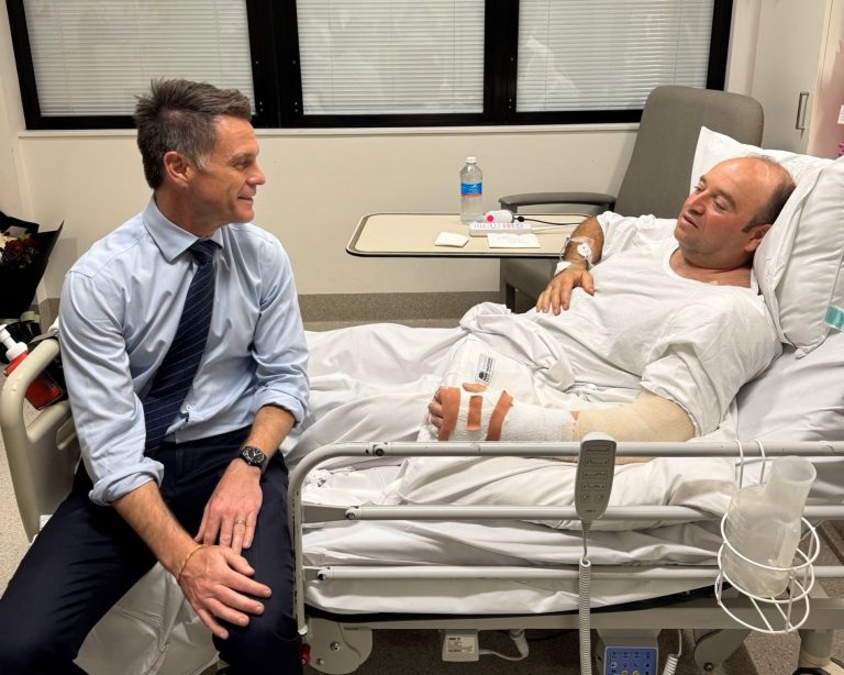 Σχεδόν 1 εκατ. δολάρια σε δωρεές για τον 43χρονο ήρωα του Σίδνεϊ – Γιατί ρίσκαρε τη ζωή του αφοπλίζοντας τον έναν δράστη