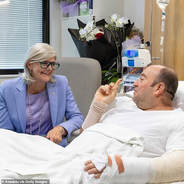 Σίδνεϊ: Ο 43χρονος ήρωας κινδυνεύει να χάσει το χέρι του – Θα το έκανα ξανά, απαντά