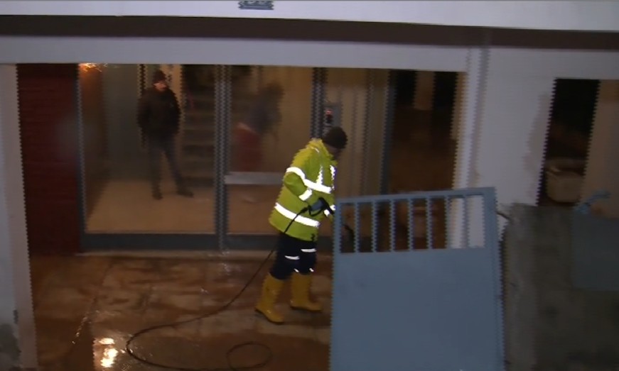 Σοβαρές ζημιές από τη χθεσινή κακοκαιρία σε πολυκατοικία στον Άλιμο – Κατέρρευσε μαντρότοιχος, έως τον πρώτο όροφο τα νερά