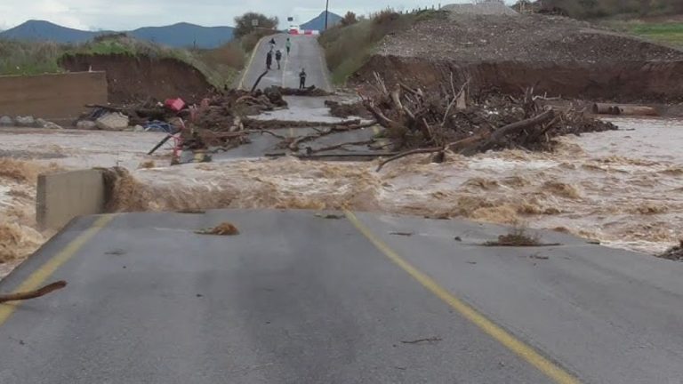 Κλειστός ο δρόμος Φαρσάλων Βόλου στο ύψος της γέφυρας Αμπελιάς