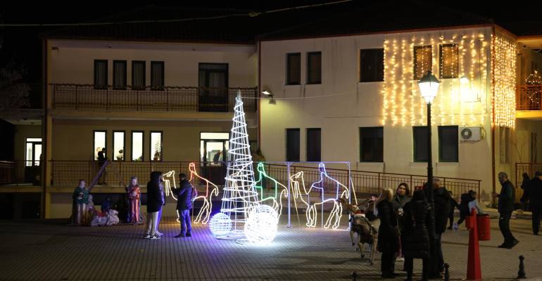 Θεσσαλονίκη: Φωταγωγήθηκαν τα χριστουγεννιάτικα δέντρα σε Μεσαίο, Λητή και Μονόλοφο