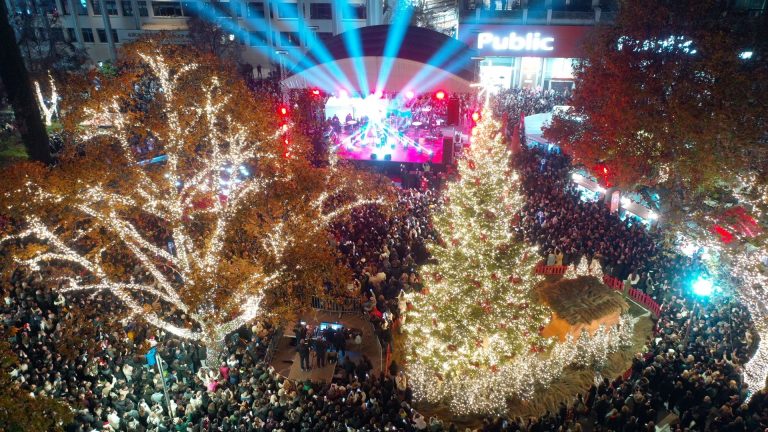 Λάρισα: Πρεμιέρα για τις εορταστικές εκδηλώσεις με το άναμμα του Χριστουγεννιάτικου δέντρου