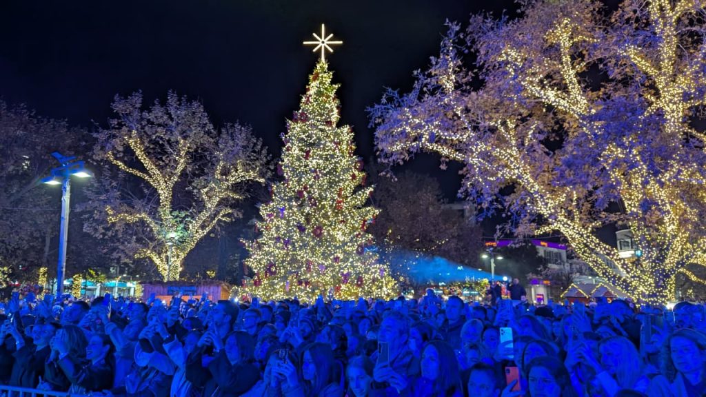 Λάρισα: Πρεμιέρα για τις εορταστικές εκδηλώσεις με το άναμμα του Χριστουγεννιάτικου δέντρου