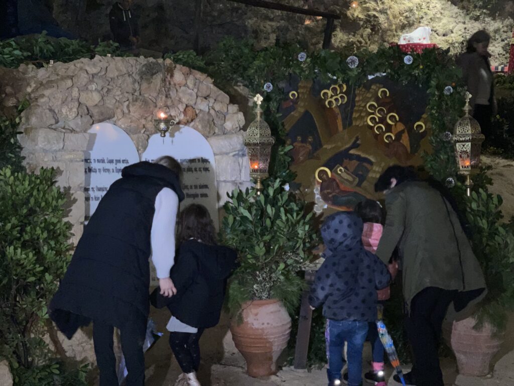 Χανιά: Σε κλίμα κατάνυξης η λειτουργία με την αναπαράσταση της Θείας γέννησης στο σπήλαιο Μαραθοκεφάλας