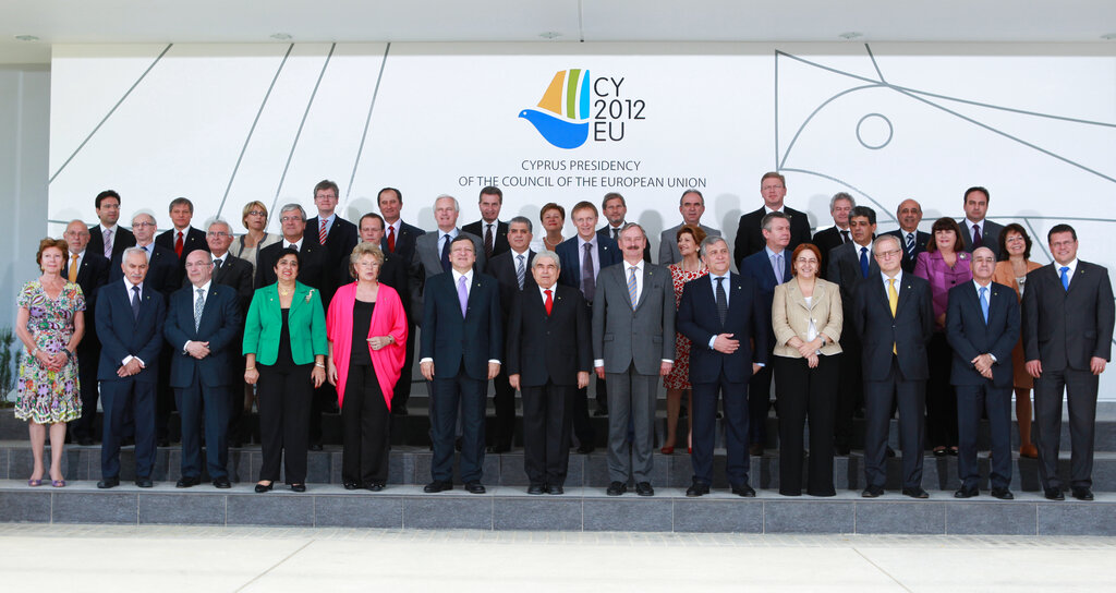 POLITICO: Η μικρή Κύπρος αντιμέτωπη με τις μεγάλες στιγμές της Ευρώπης