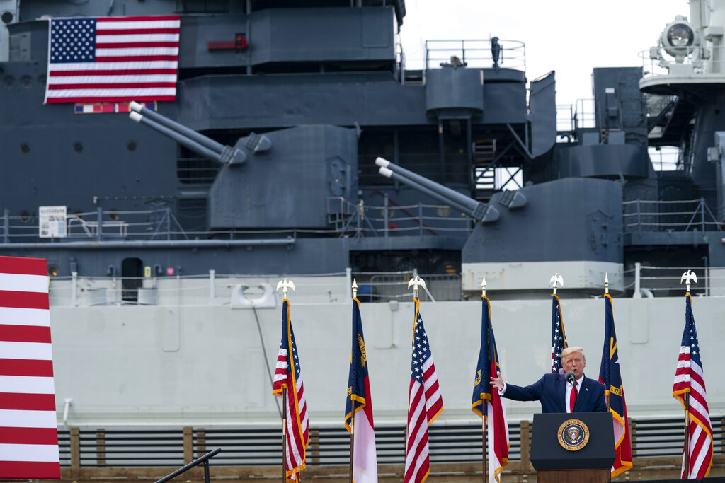 Από θωρηκτά μέχρι νομοσχέδια και εμβληματικά κτίρια: Το 2025 ο Τραμπ έβαλε το όνομά του παντού