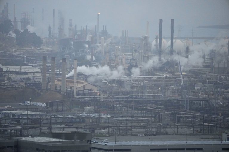 Η Ουκρανία έπληξε ρωσικό διυλιστήριο πετρελαίου στην πόλη Σίζραν