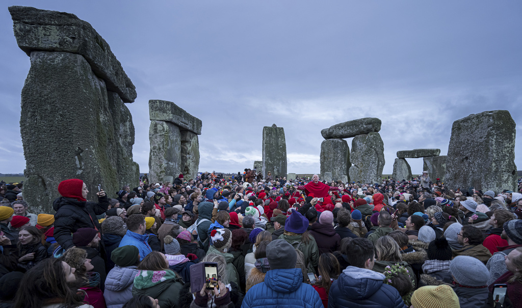 Πλήθος κόσμου συγκεντρώθηκε στο Στόουνχεντζ για να γιορτάσει το χειμερινό ηλιοστάσιο