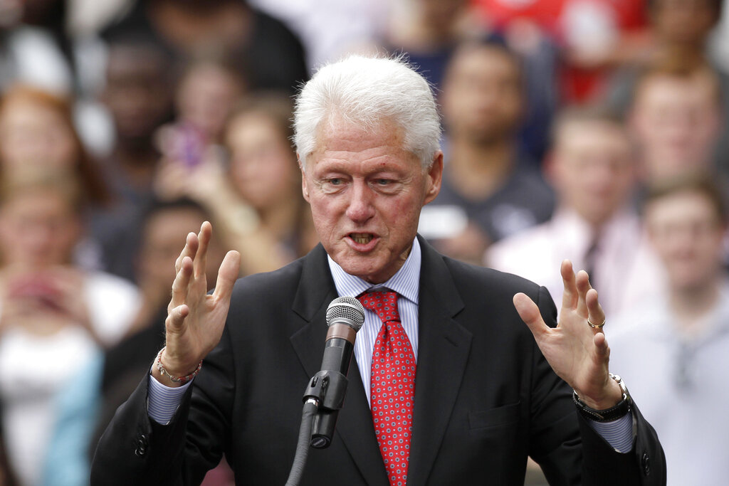 ΗΠΑ – Αρχεία Έπστιν: Σάλος για τα δημοσιευμένα έγγραφα – Στιγμιότυπα με Κλίντον, Τζάκσον και Τζάγκερ, αλλά και καταγγελίες για «επιλεκτικές περικοπές»