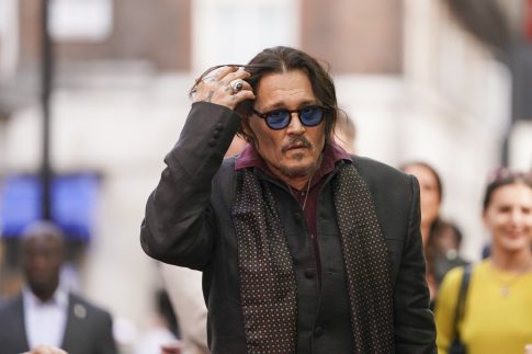 Μένουμε στο σπίτι <br/> και διαβάζουμε ένα καλό βιβλίο