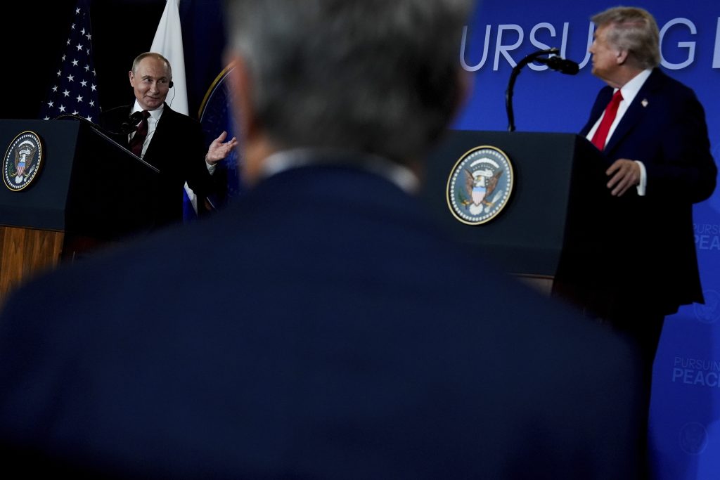 Guardian: Γιατί Τραμπ και Πούτιν θέλουν να καταστρέψουν την Ευρώπη