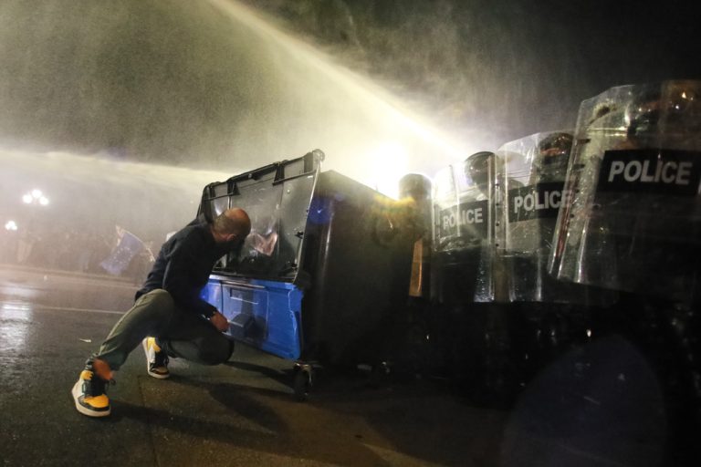 Γεωργία: Τοξική ουσία του Α’ Παγκοσμίου Πολέμου ψεκάστηκε σε διαδηλωτές, σύμφωνα με έρευνα του BBC: «Νιώθαμε το νερό να μας καίει»