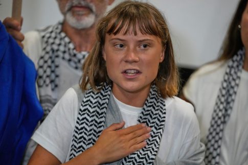 Μαθητές έψαλαν τα κάλαντα στον Μητροπολίτη Δημητριάδος